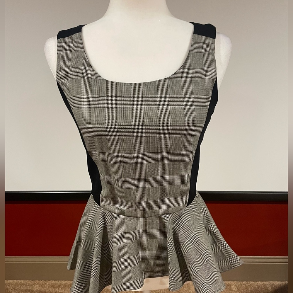 Houndstooth back zip too. Size 6